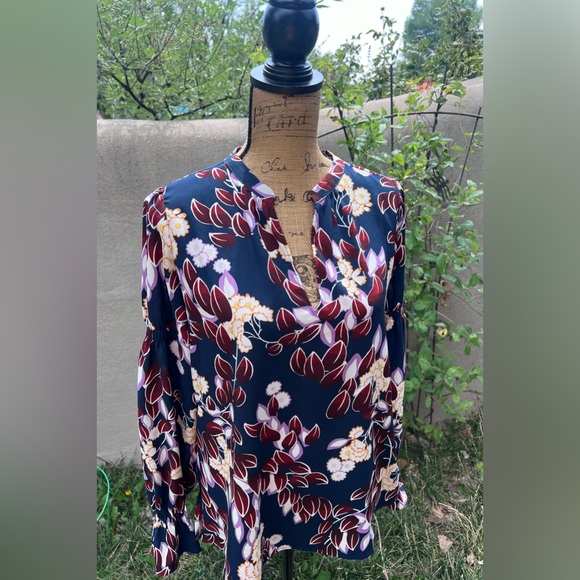 Ann Taylor Floral V Neck Blouse - Picture 3 of 13